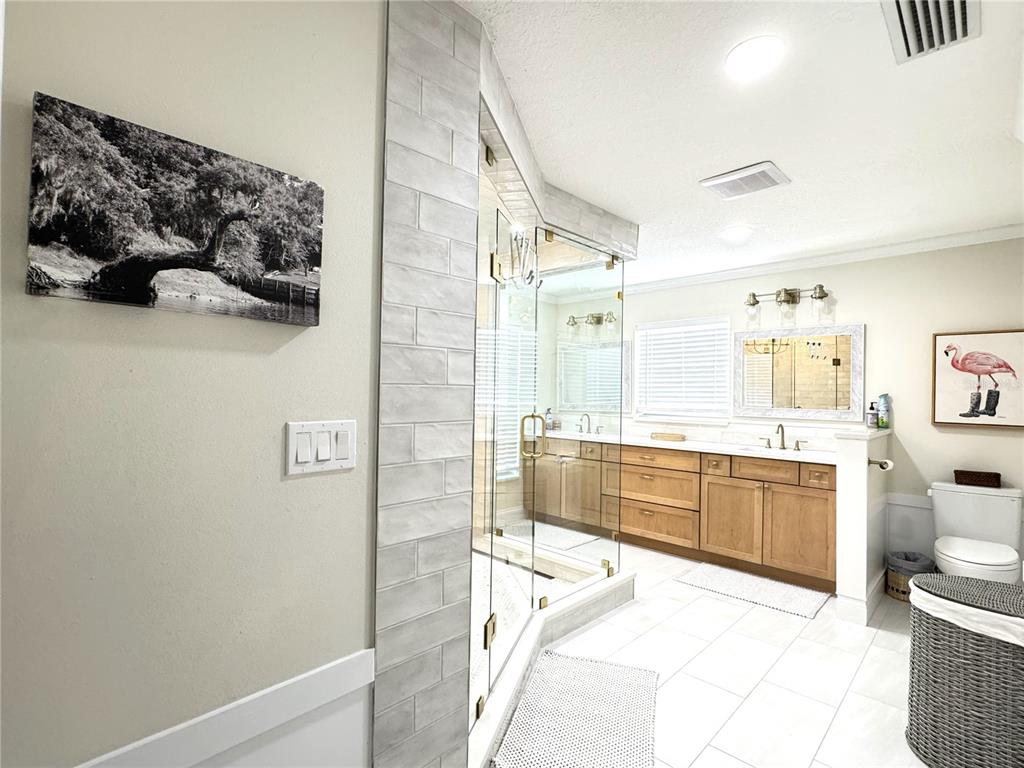 1004 Southeast 5th Avenue Crystal River, FL 34429 - Photo 25 of 43 a large bathroom with a tub sink and mirror