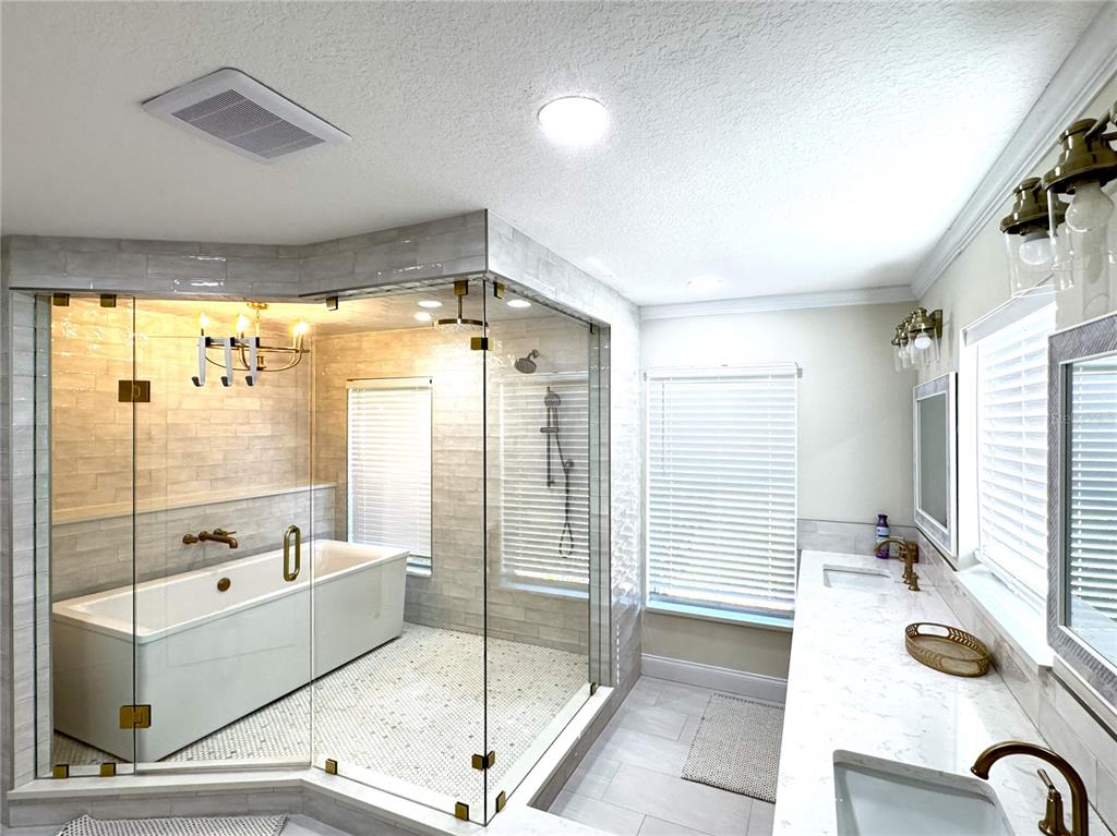 1004 Southeast 5th Avenue Crystal River, FL 34429 - Photo 26 of 43 a bathroom with a tub mirror and window