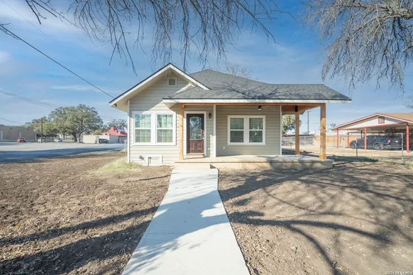$2,000 | 710 20th Street, Hondo, TX 78861