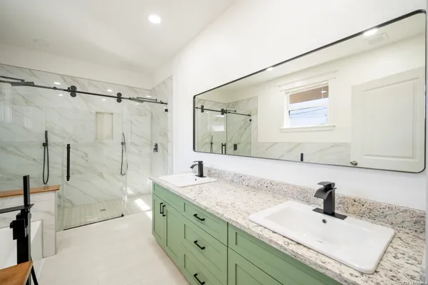 $2,000 | 710 20th Street, Hondo, TX 78861