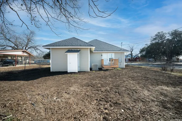 $2,000 | 710 20th Street, Hondo, TX 78861