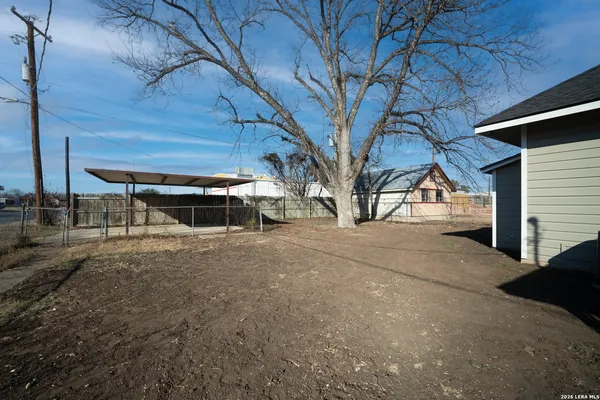 $2,000 | 710 20th Street, Hondo, TX 78861
