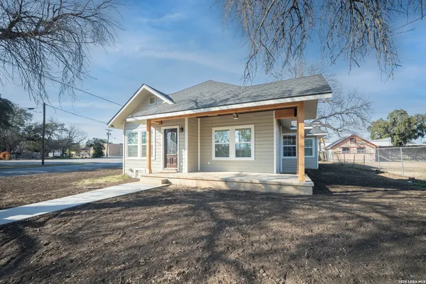 $2,000 | 710 20th Street, Hondo, TX 78861