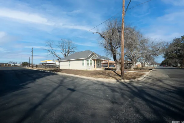 $2,000 | 710 20th Street, Hondo, TX 78861
