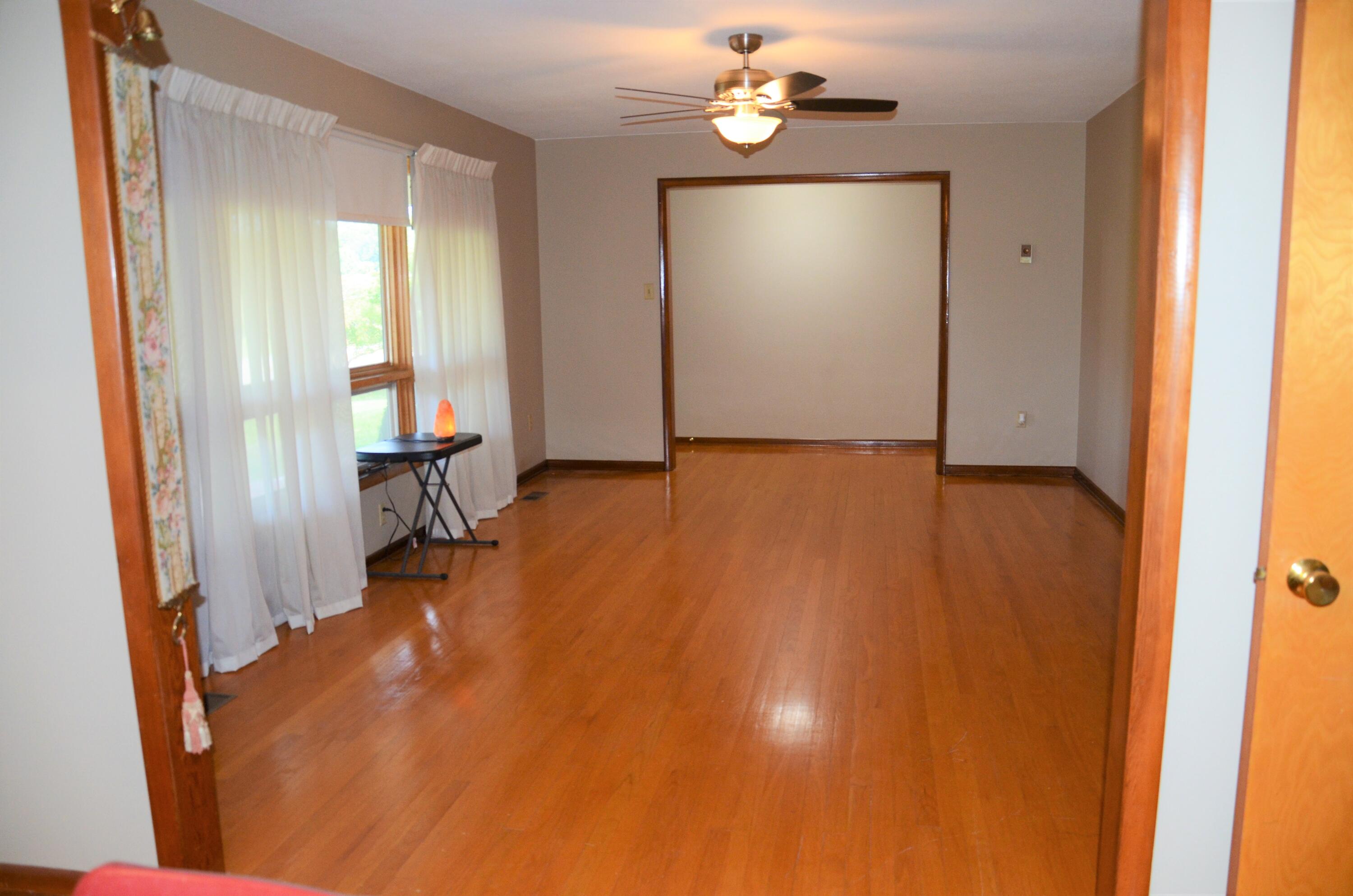 405 Sells Road Bluff City, TN 37618 - Photo 28 of 42 Living room