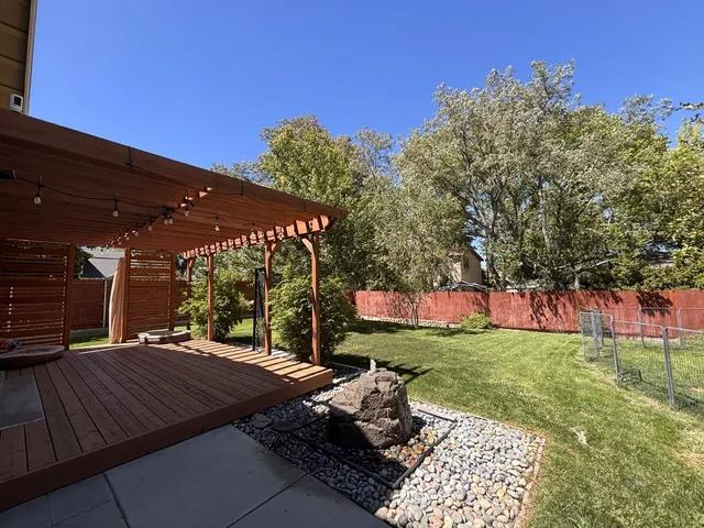 a view of a backyard