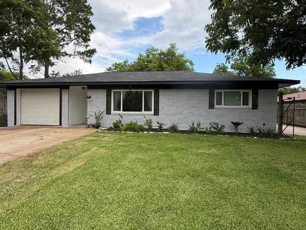 $295,000 | 215 North Mechanic Street, Bellville, TX 77418