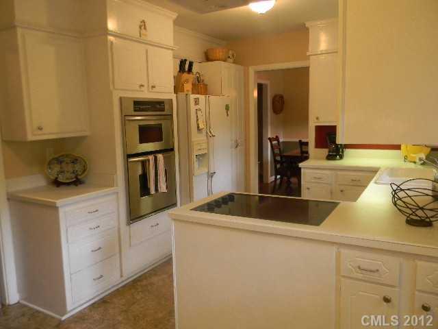 2933 Goneaway Road Charlotte, NC 28210 - Photo 7 of 16 Gallery Image 7