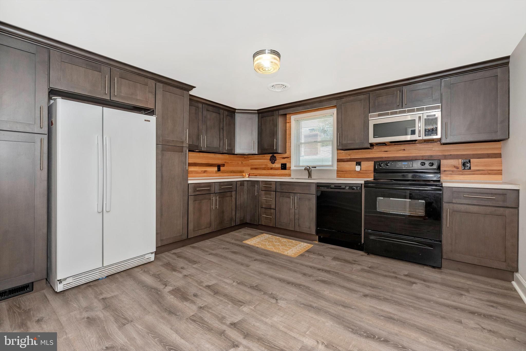 5813 Bartonsville Road Frederick, MD 21704 - Photo 10 of 30 Ample Cabinet Space