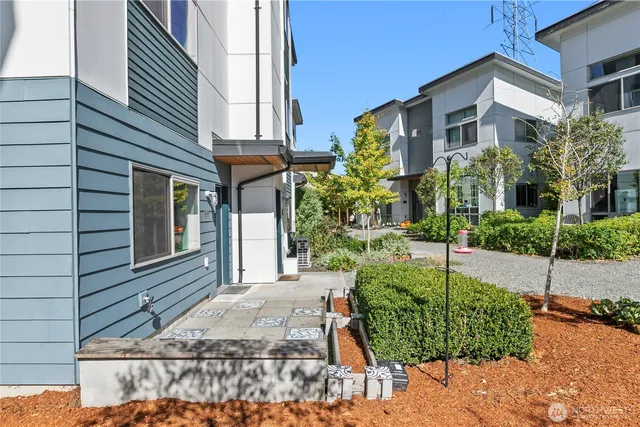 $2,995 | 4244 South Greenbelt Station Drive, Seattle, WA 98118