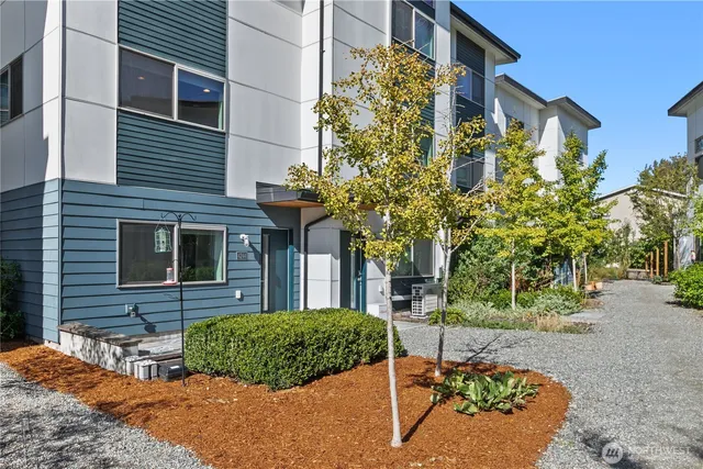 $2,995 | 4244 South Greenbelt Station Drive, Seattle, WA 98118