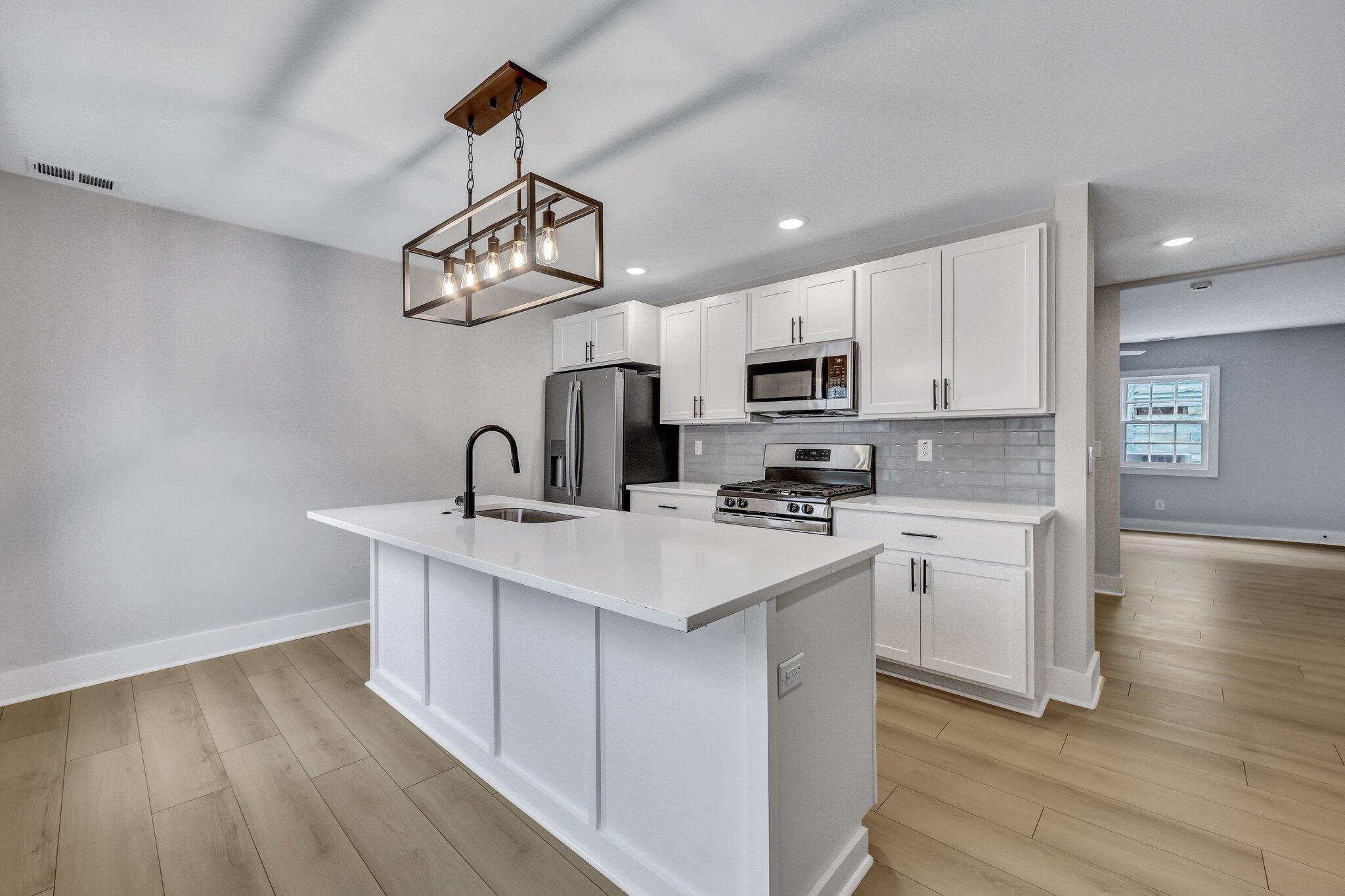 90 Hanover Street, Unit B Charleston, SC 29403 - Photo 4 of 14 Chef's Kitchen