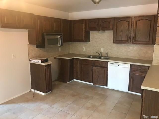 1274 Stonehenge Road Flint, MI 48532 - Photo 6 of 29 IMG_7774.jpg