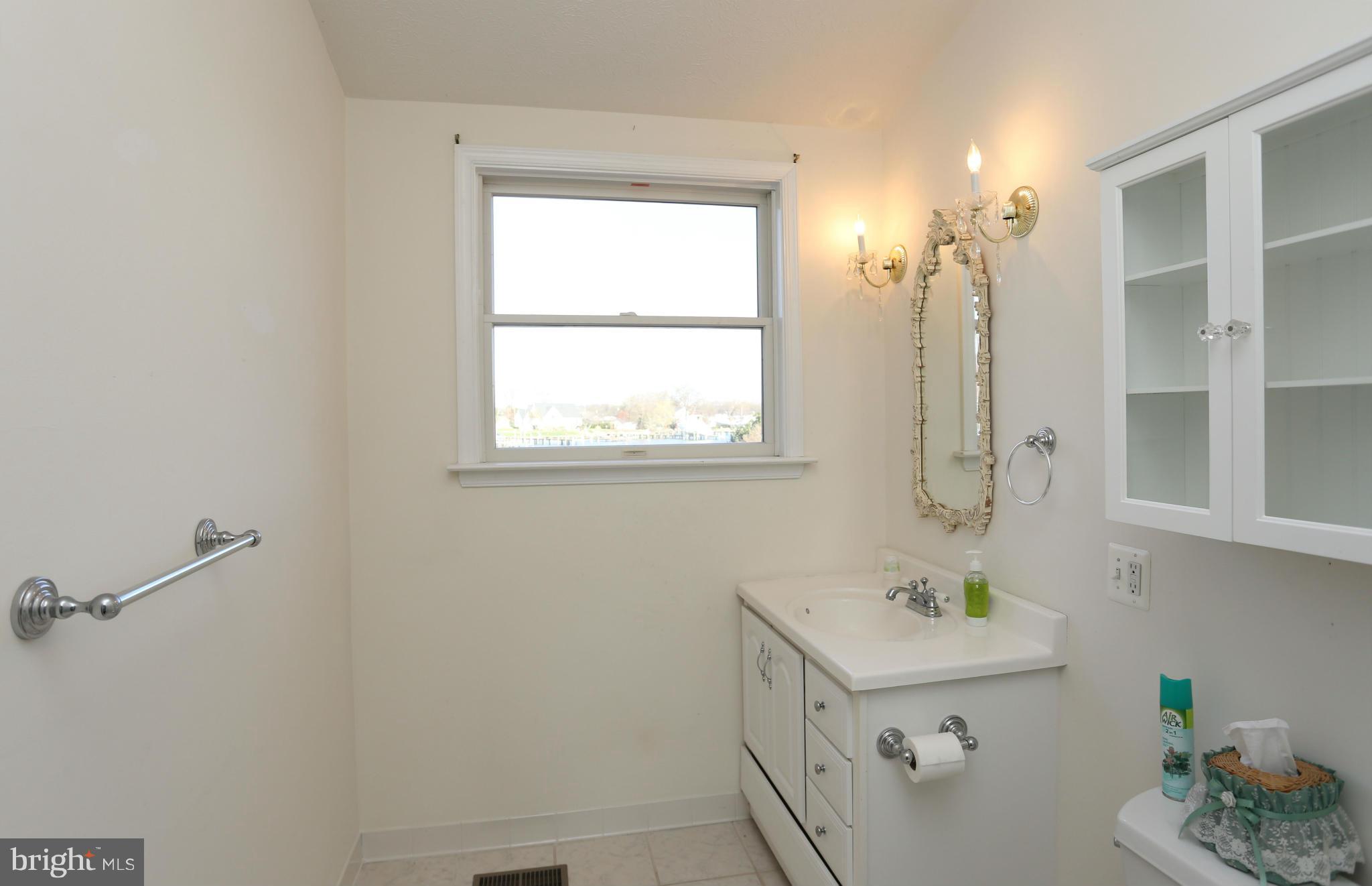 8131 Orchard Point Road Pasadena, MD 21122 - Photo 29 of 30 Bath