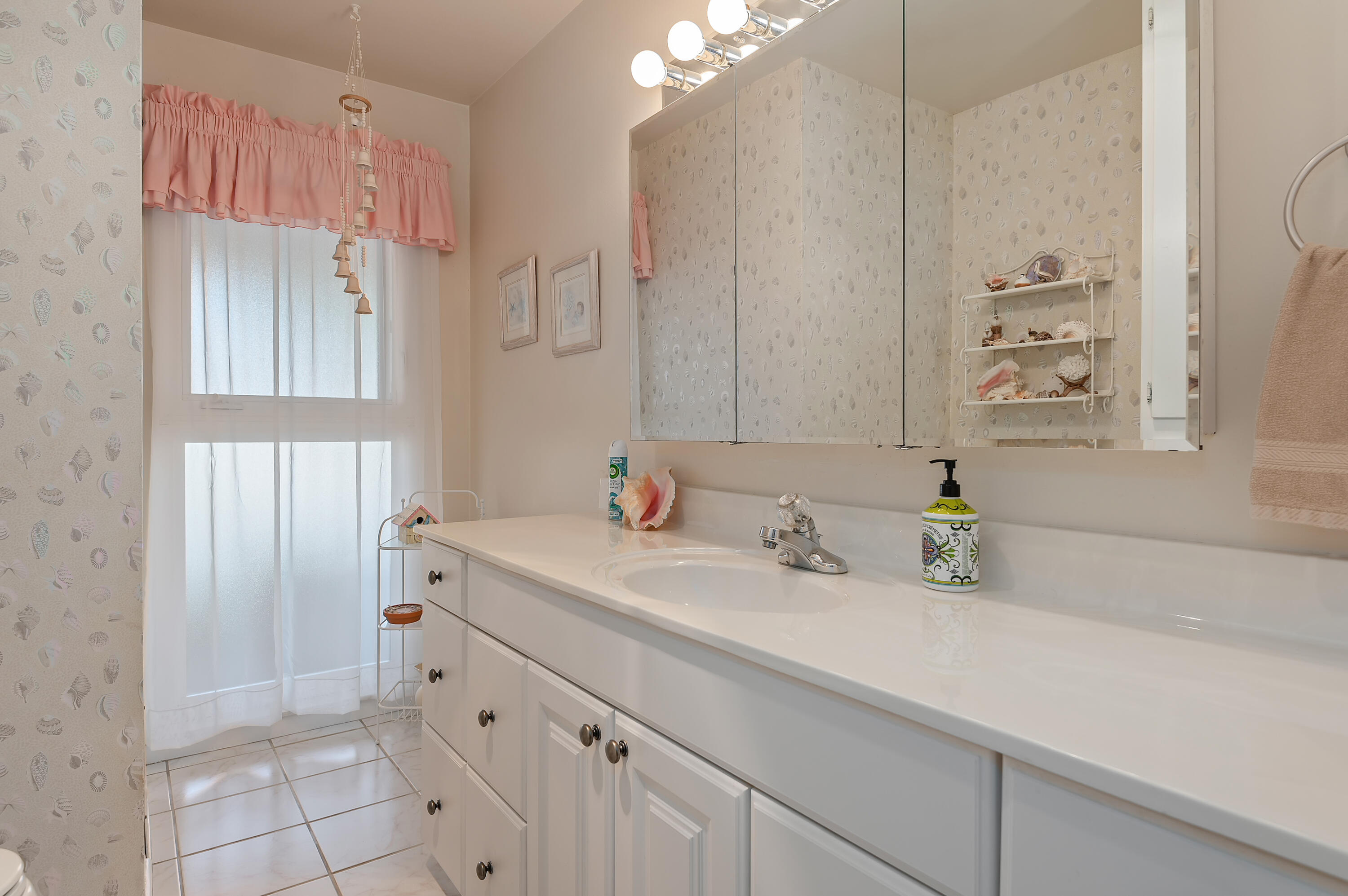 543 Las Perlas Drive Santa Barbara, CA 93111 - Photo 15 of 20 15 - Bathroom 2
