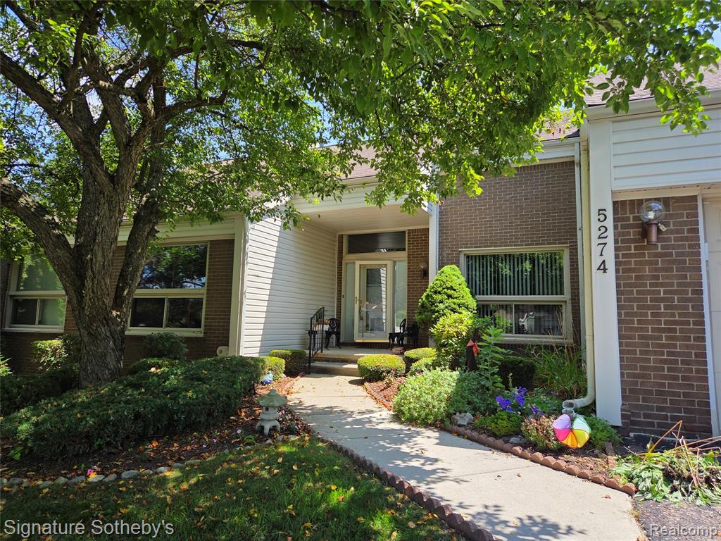 5274 Simpson Lake Road West Bloomfield, MI 48323 - Photo 5 of 46 Gallery Image 5