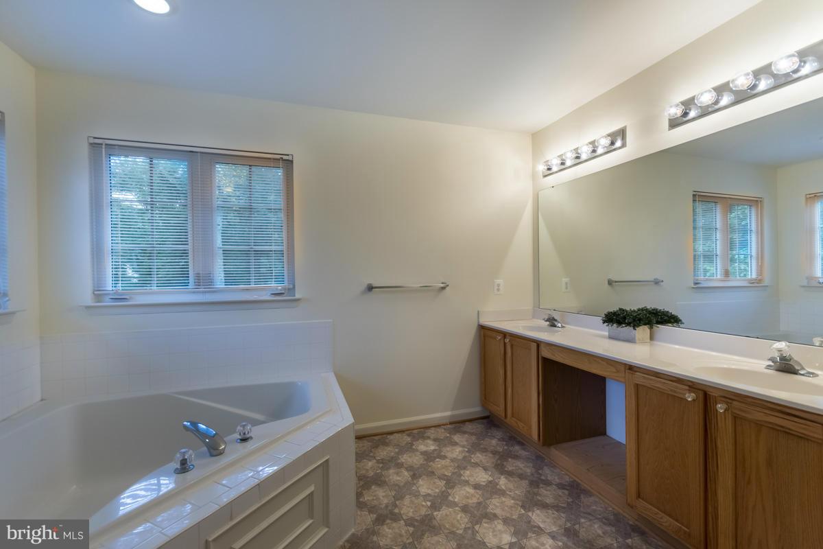 4917 Riding Ridge Court Laurel, MD 20707 - Photo 20 of 30 Master Bath w/Double Vanity, Jacuzzi Tub