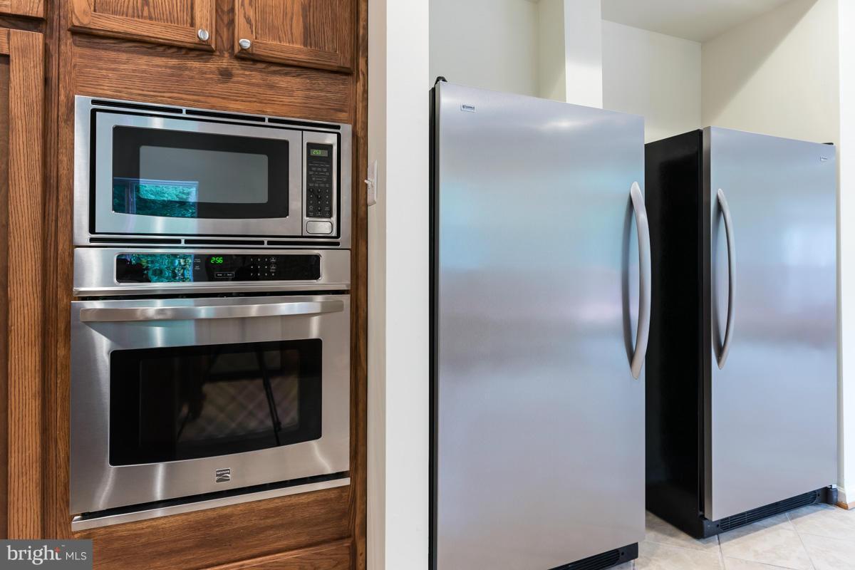 4917 Riding Ridge Court Laurel, MD 20707 - Photo 8 of 30 New Oven/Microwave & Stainless Fridge & Freezer
