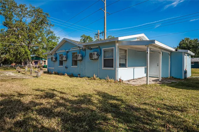 a view of a house with a backyard