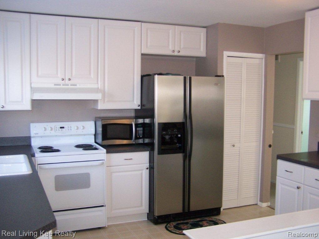 745 Kirkton Court Rochester, MI 48307 - Photo 3 of 13 004.jpg