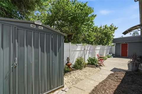 a view of a backyard