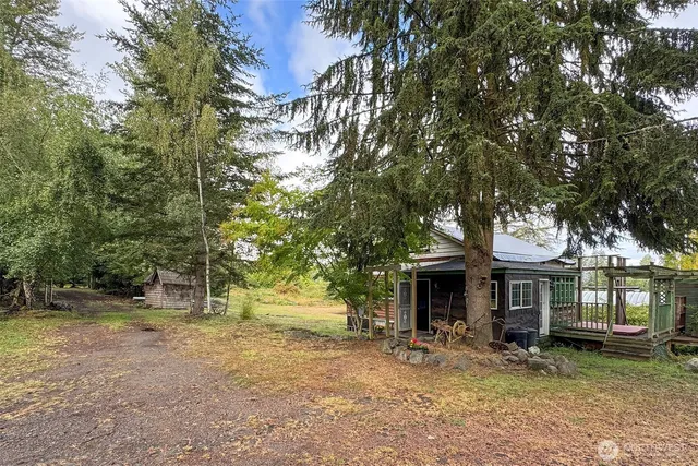 a view of a house with a yard
