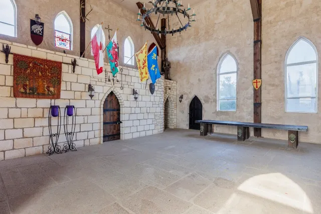 a view of entryway with furniture