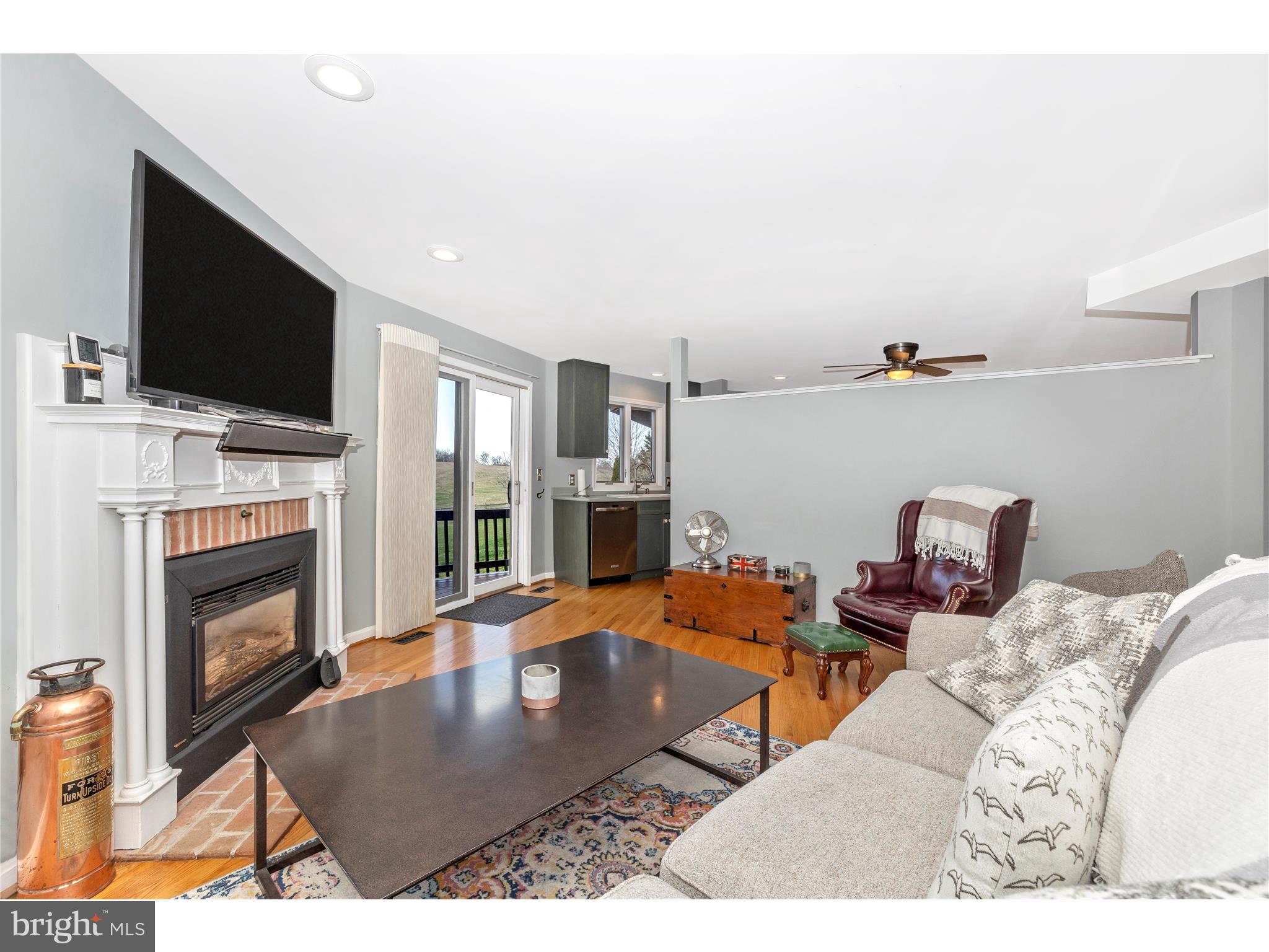3338 Park Mills Road Frederick, MD 21704 - Photo 18 of 84 Living Room