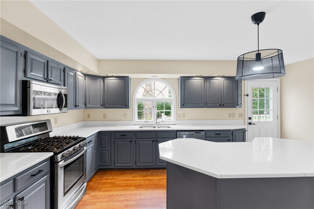 33395 Pettibone Road Solon, OH 44139 - Photo 5 of 46 center island with breakfast bar