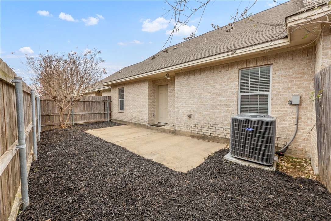 204 Fraternity Row College Station, TX 77845 - Photo 21 of 21 a backyard of a house
