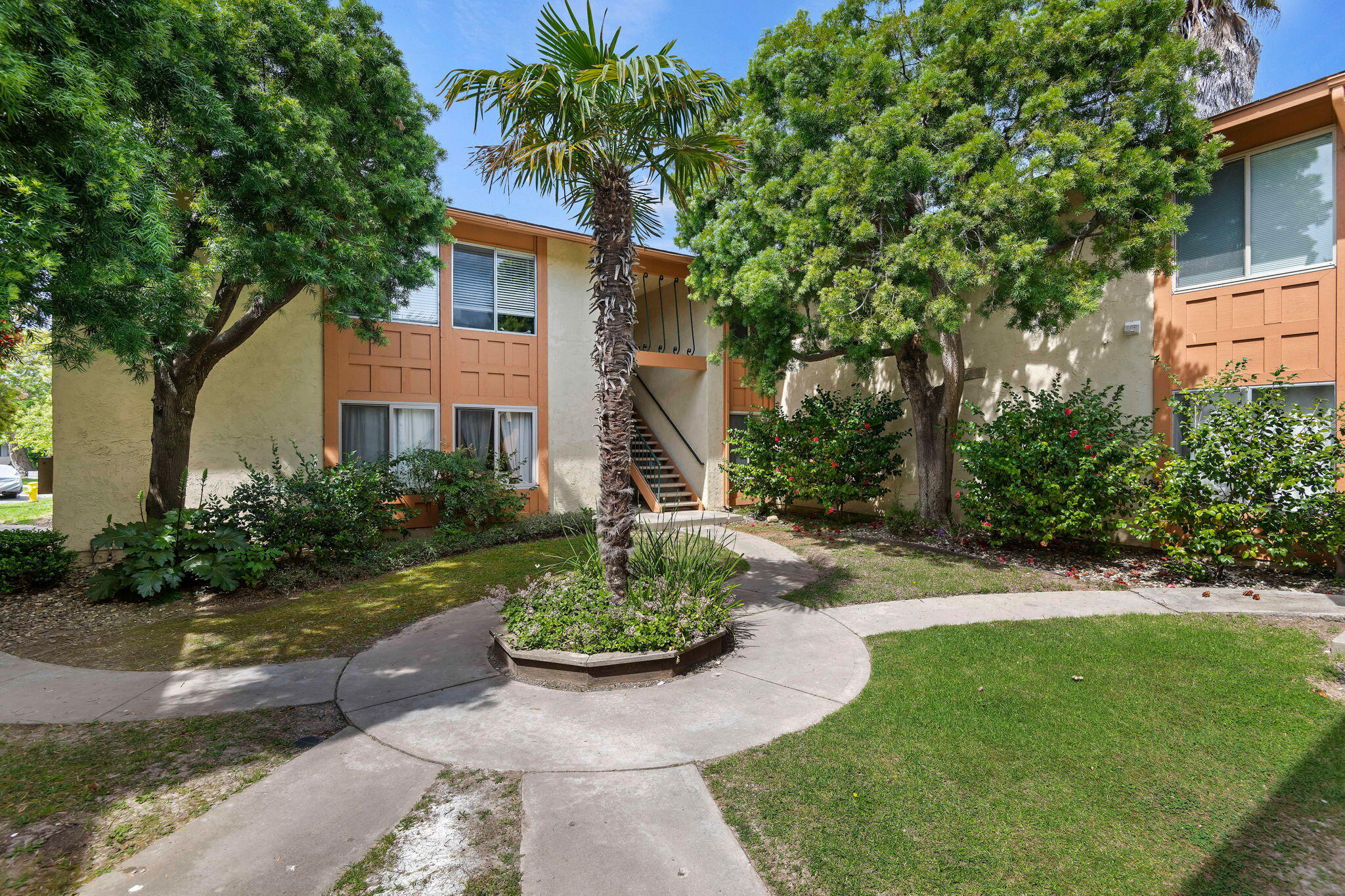 452 Linfield Place, Unit G Goleta, CA 93117 - Photo 21 of 22 Courtyard