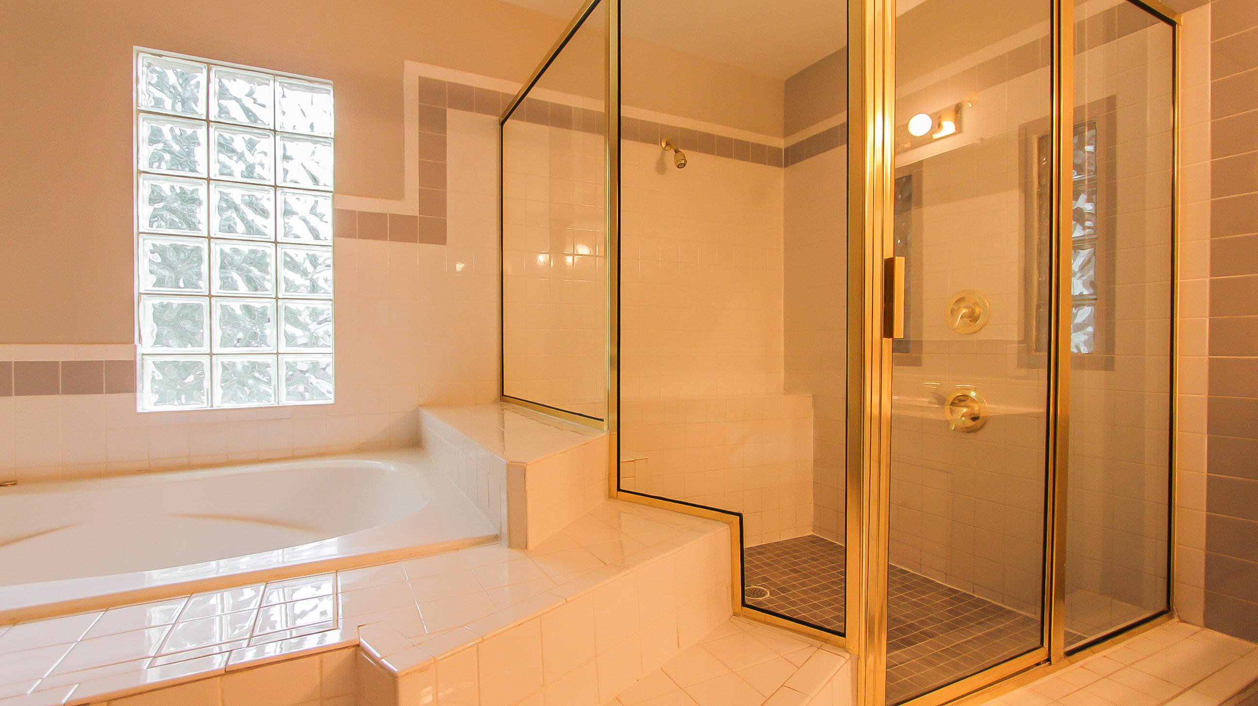 1633 Hart Road Knoxville, TN 37922 - Photo 20 of 40 Large Walk-in Shower