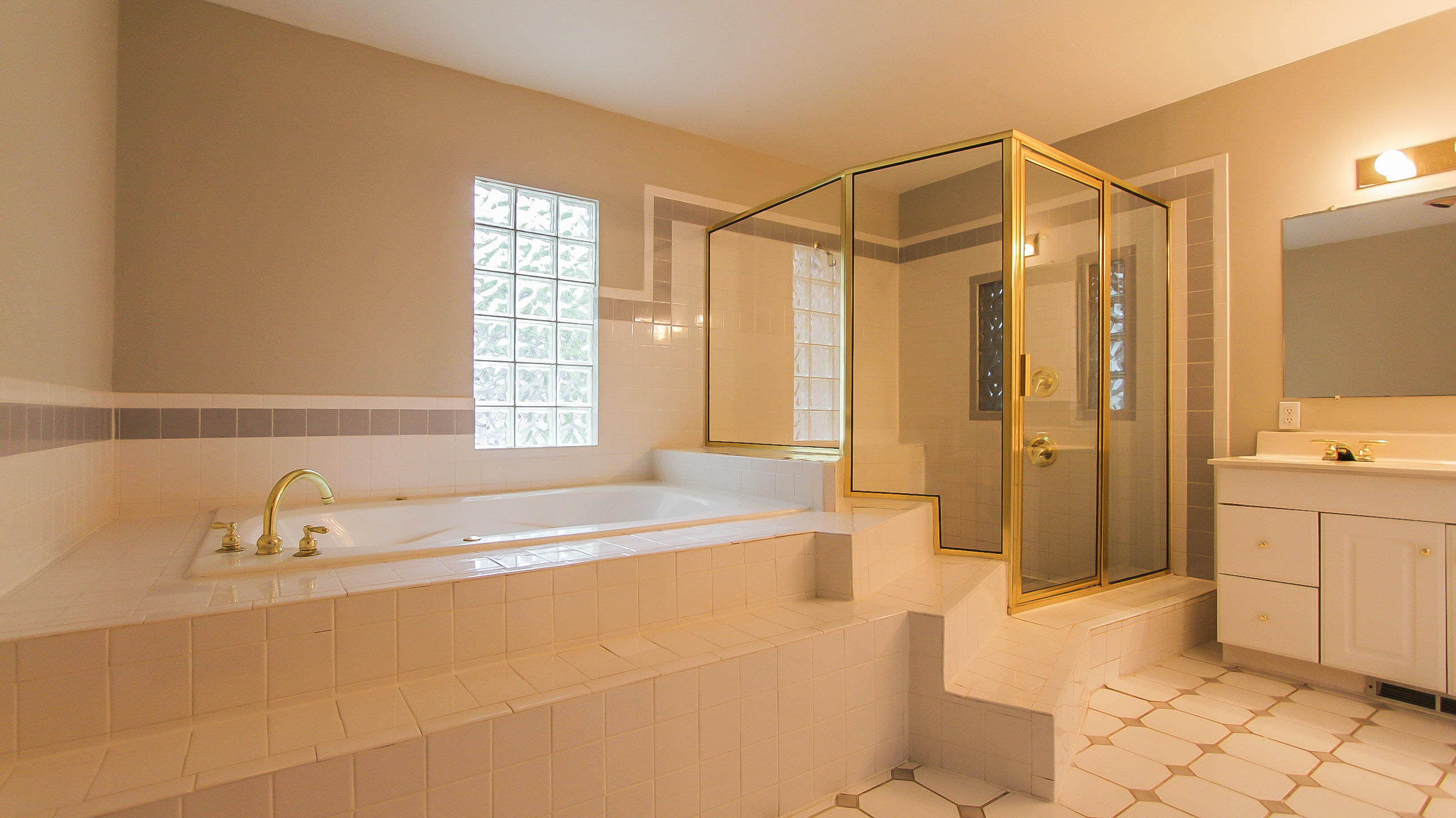 1633 Hart Road Knoxville, TN 37922 - Photo 21 of 40 Tub/Shower