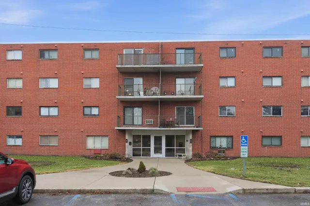 $89,900 | 2927 Westbrook Drive, Unit B 417, Fort Wayne, IN 46805