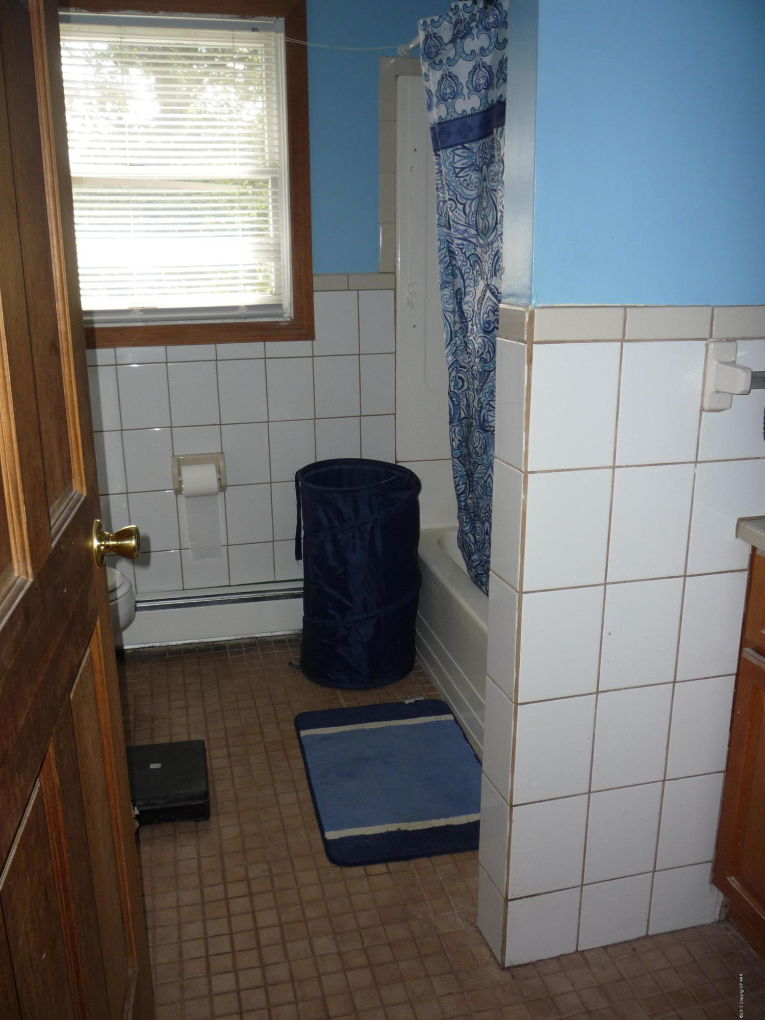310 Shady Court Bushkill, PA 18324 - Photo 8 of 13 Bath