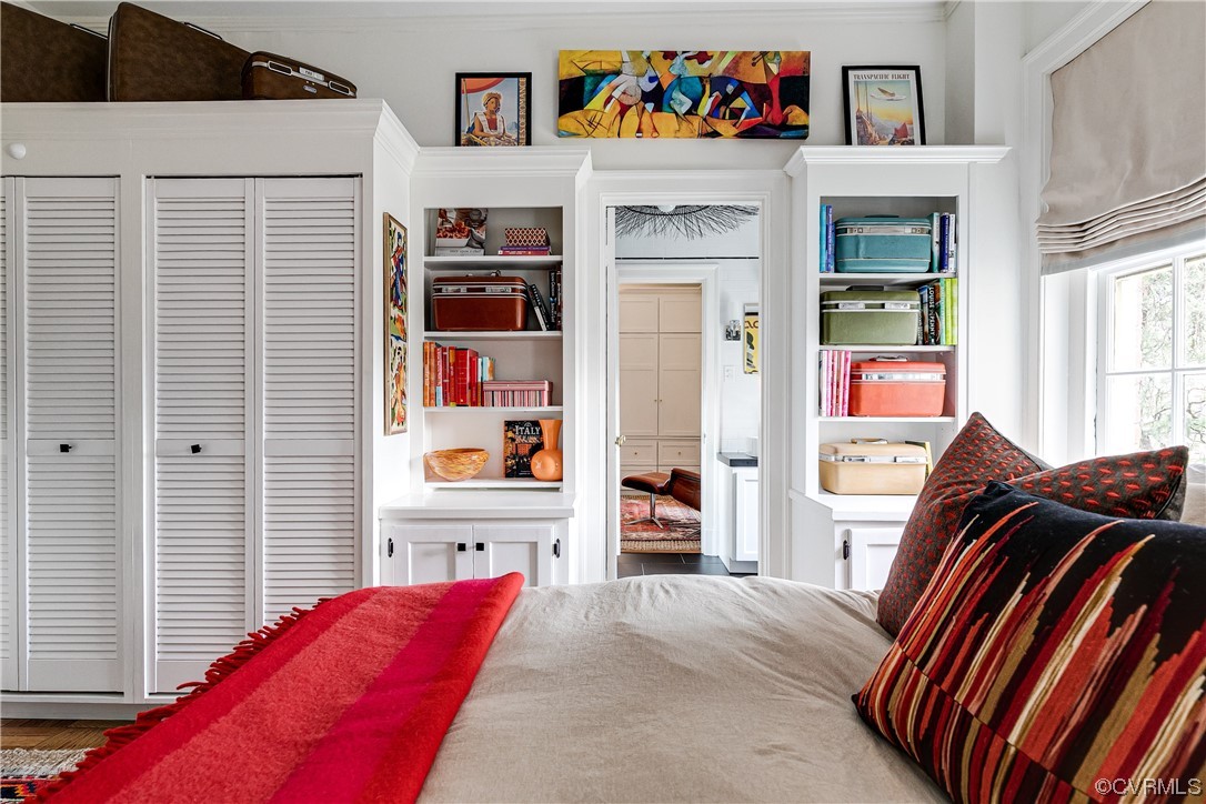 5621 Cary Street Road, Unit U206 Richmond, VA 23226 - Photo 18 of 34 a view of a bedroom with baby bed and a window
