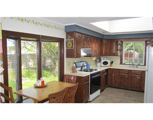 20 Maplewood Road Middletown, RI 02842 - Photo 4 of 12 Kitchen.