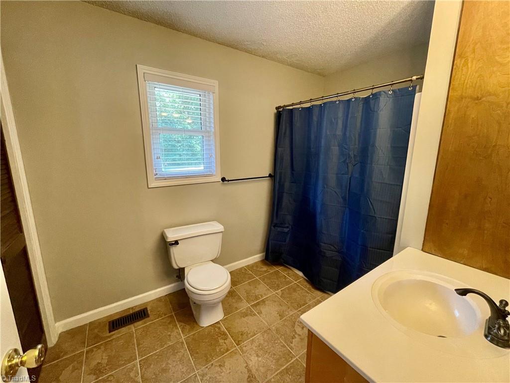 686 Fuller Mill Road Thomasville, NC 27360 - Photo 15 of 24 Primary bath