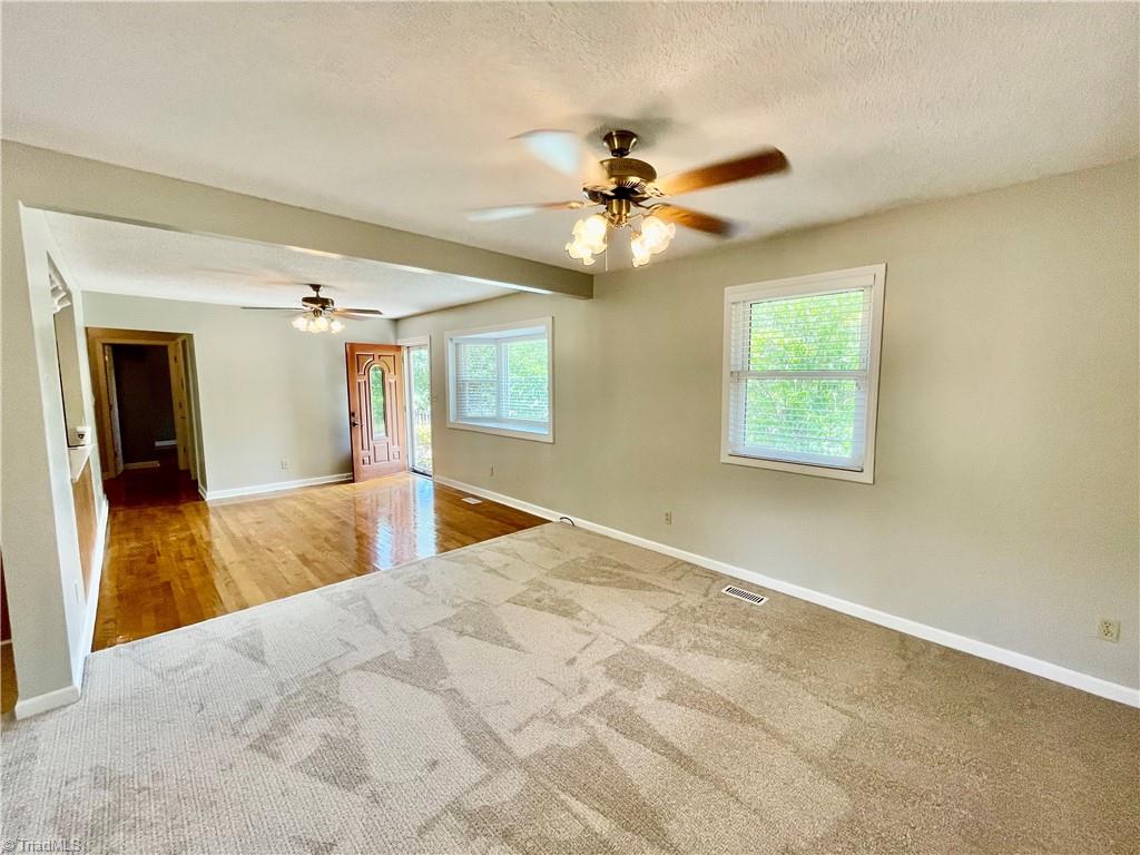 686 Fuller Mill Road Thomasville, NC 27360 - Photo 7 of 24 Living room
