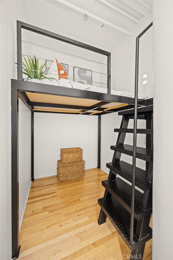 420 San Pedro Street, Unit 427 Los Angeles, CA 90013 - Photo 22 of 42 a bedroom with a bed and a window