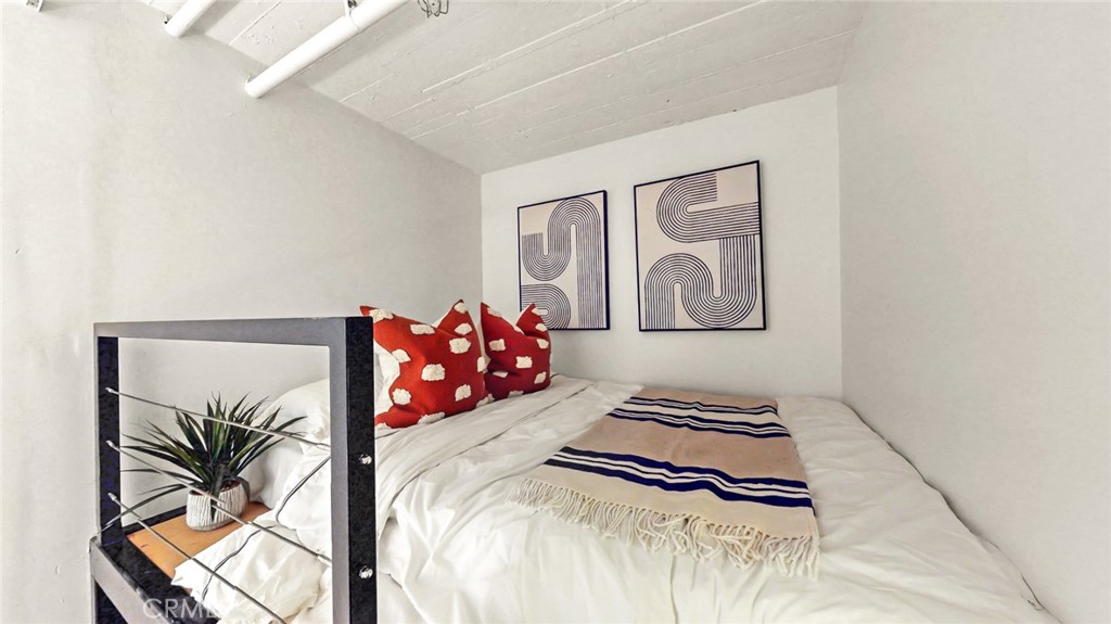 420 San Pedro Street, Unit 427 Los Angeles, CA 90013 - Photo 23 of 42 a bedroom with a bed and a painting on the wall