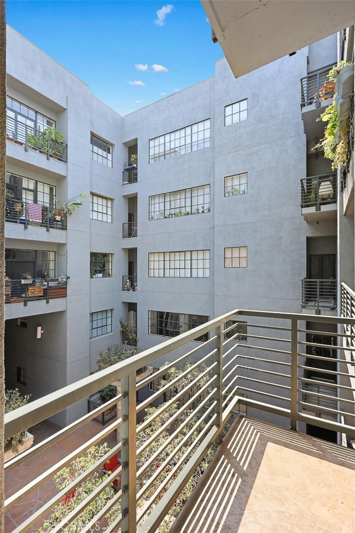 420 San Pedro Street, Unit 427 Los Angeles, CA 90013 - Photo 25 of 42 a view of locker room