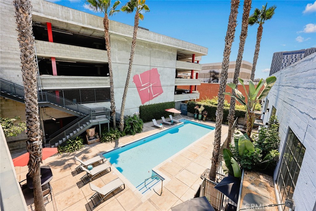 420 San Pedro Street, Unit 427 Los Angeles, CA 90013 - Photo 28 of 42 an outdoor space with seating