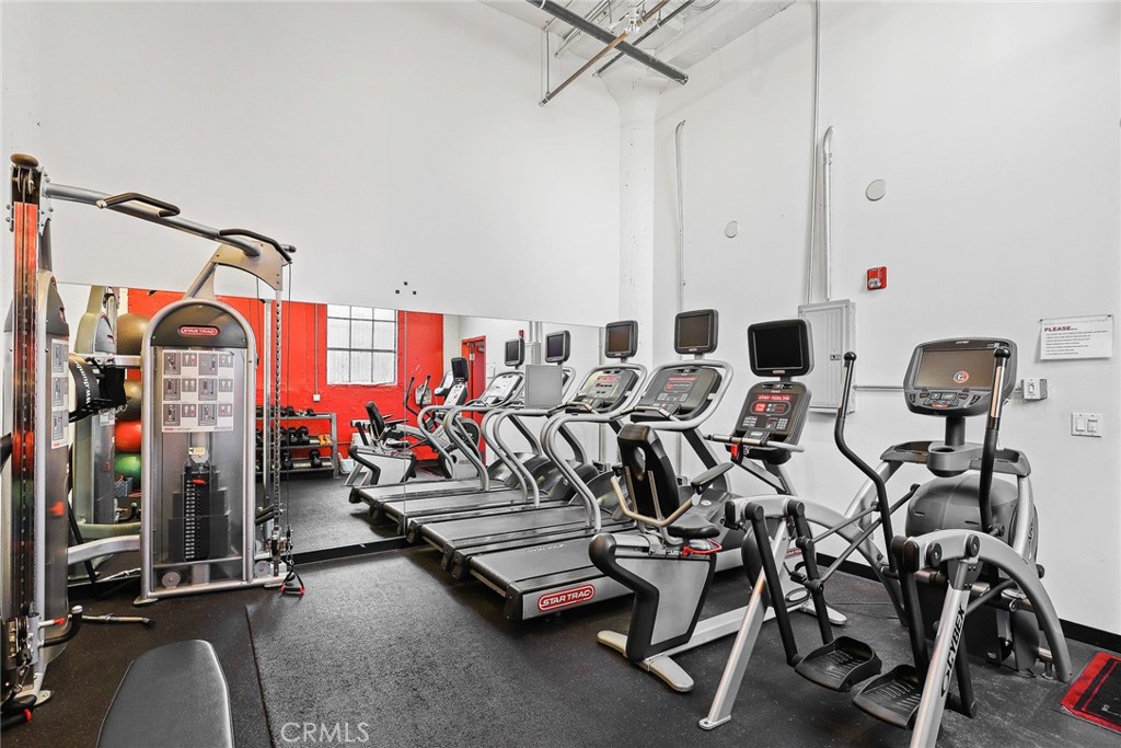 420 San Pedro Street, Unit 427 Los Angeles, CA 90013 - Photo 31 of 42 a view of a room with gym equipment