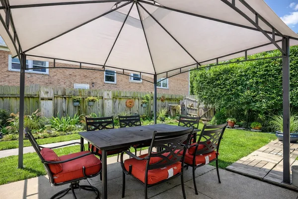 a view of an outdoor sitting area with furniture
