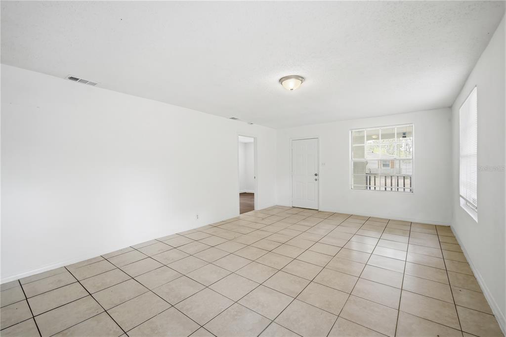 10019 North Jasmine Avenue Tampa, FL 33612 - Photo 6 of 23