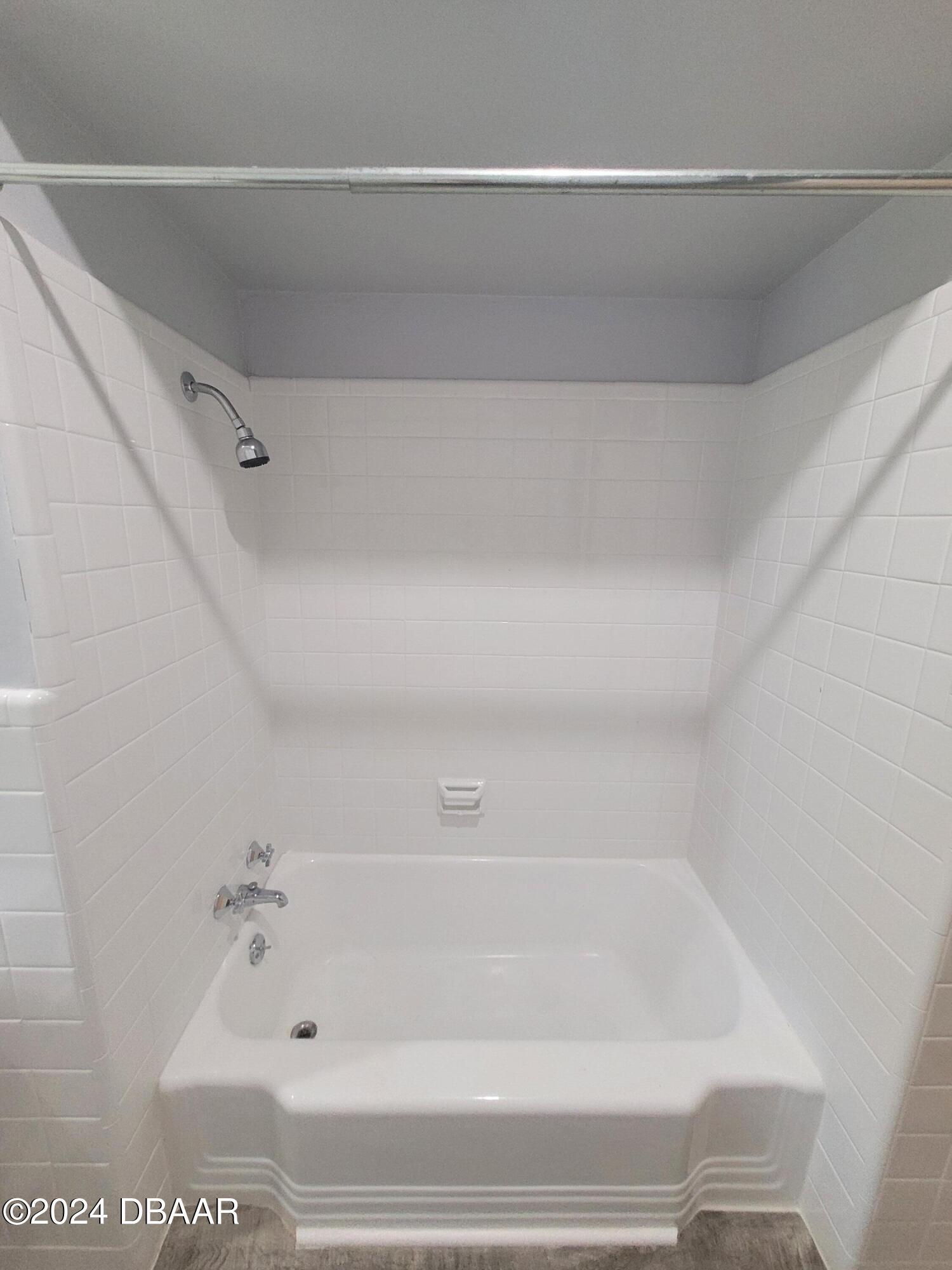 500 South Beach Street, Unit J4 Daytona Beach, FL 32114 - Photo 27 of 36 a bathroom with a bathtub