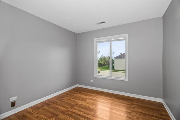 $2,100 | 7010 Brighton Court, Unit 204, Woodridge, IL 60517