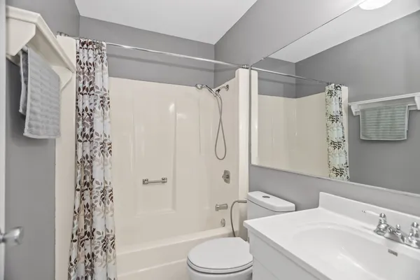 $2,100 | 7010 Brighton Court, Unit 204, Woodridge, IL 60517