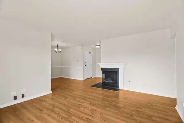 $2,100 | 7010 Brighton Court, Unit 204, Woodridge, IL 60517